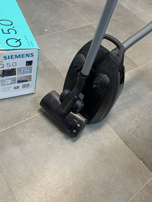 Siemens VSQ5X1230 – Aspirator „Q5.0 extreme silencePower”, Clasa de eficiență energetică B, 850 W, sac vacuum 4 L, filtru de înaltă performanță pentru igienă, culoare negru, fără sac suplimentar [11]