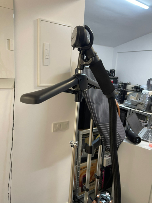 SteamOne H18B – Aburitor vertical și de călătorie, putere 1800 W, rezervor apă 1,8 L, ușor de manevrat cu 4 roți, timp de încălzire 60 secunde, supapă anti-calcar, furtun cu protecție triplă la căldur [9]