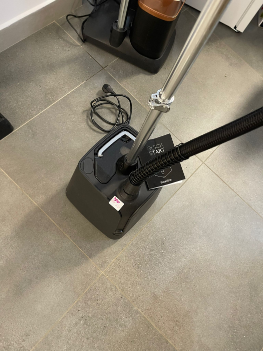 SteamOne H18B – Aburitor vertical și de călătorie, putere 1800 W, rezervor apă 1,8 L, ușor de manevrat cu 4 roți, timp de încălzire 60 secunde, supapă anti-calcar, furtun cu protecție triplă la căldur [10]