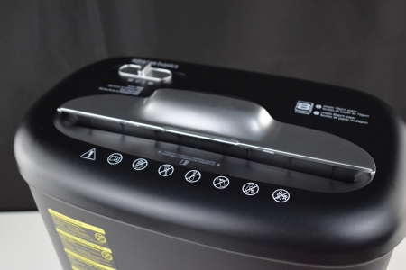 Tocător de hârtie/documente/carduri Amazon Basics cu tăiere încrucișată de înaltă securitate, Negru - BUN [5]