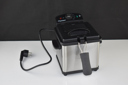 Bestron Friteuză cu Ulei, pentru Cartofi Prăjiți, Pește sau Nuggets, Temperaturii până la 190°C, cu Coș din Oțel Inoxidabil, Fereastră și Filtru de Ulei - FOARTE BUN [6]