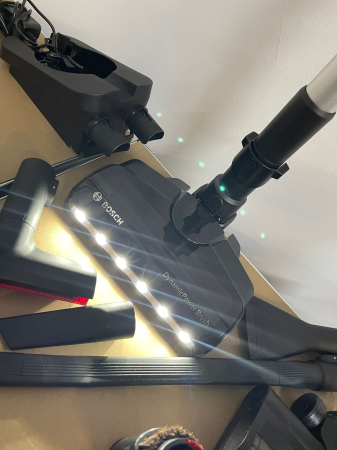 Bosch Unlimited 7 BSS711W – Aspirator de mână fără fir, fără sac, cu baterie de schimb, tub flexibil, filtru de igienă, duză XXL pentru tapițerie, iluminare LED, mod Turbo, culoare albă [12]