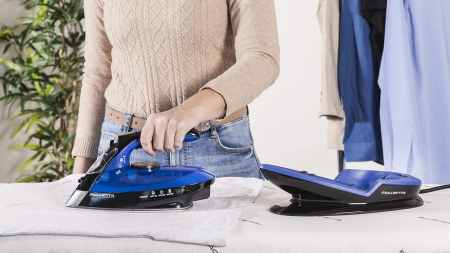 Fier de călcat cu abur Rowenta Freemove DE5010 Model negru și albastru 2400W Tehnologie fără fir, Funcții practice pentru călcat ușor - FOARTE BUN [5]