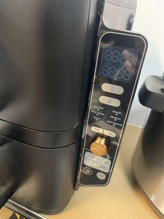 Ninja Double Stack XL – Friteuză cu aer cald, 2 sertare verticale, 4 niveluri de gătit, 2 compartimente, design compact, capacitate 9,5 L, 6 funcții, 8 porții, clește inclus, culoare negru/cupru, mode [10]