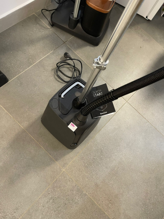 SteamOne H18B – Aburitor vertical și de călătorie, putere 1800 W, rezervor apă 1,8 L, ușor de manevrat cu 4 roți, timp de încălzire 60 secunde, supapă anti-calcar, furtun cu protecție triplă la căldur [9]