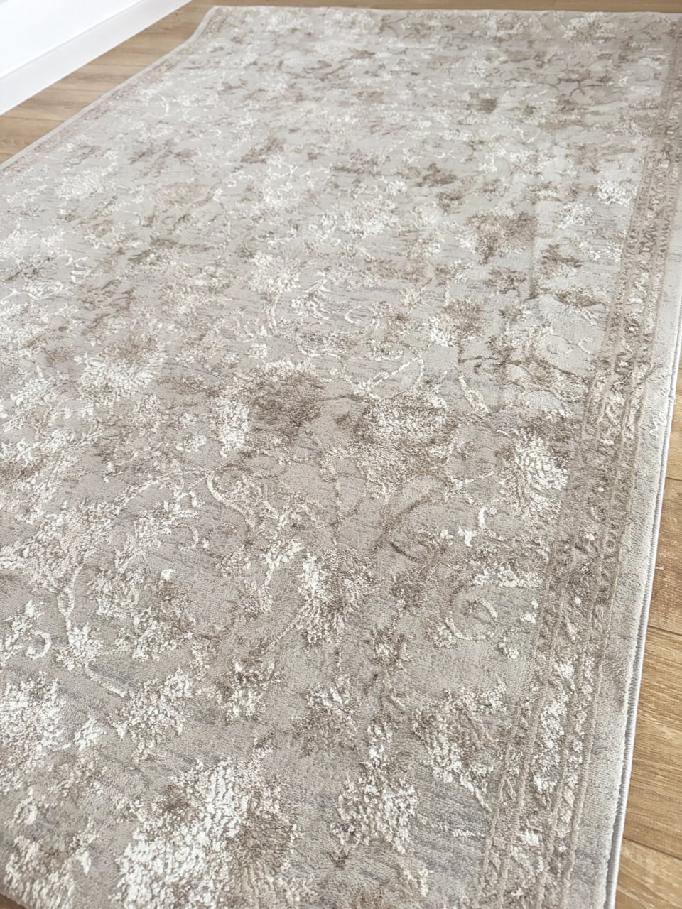 Covor  la metru - model floral cu nuanțe de maro [3]