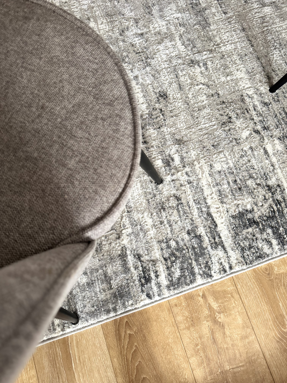 Covor in nuante de gri si alb [5]