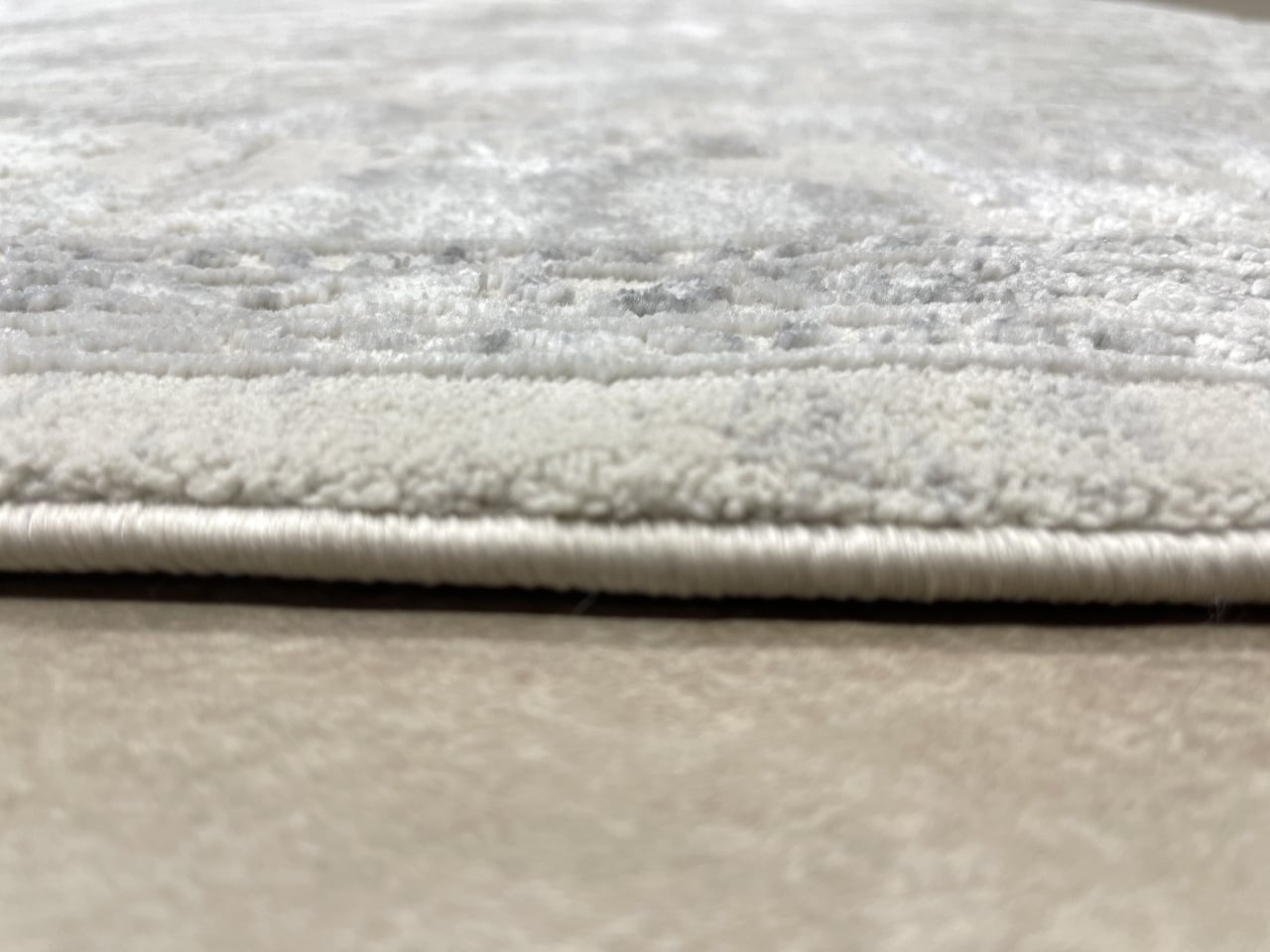 Covor  la metru - model floral cu nuanțe de gri [4]