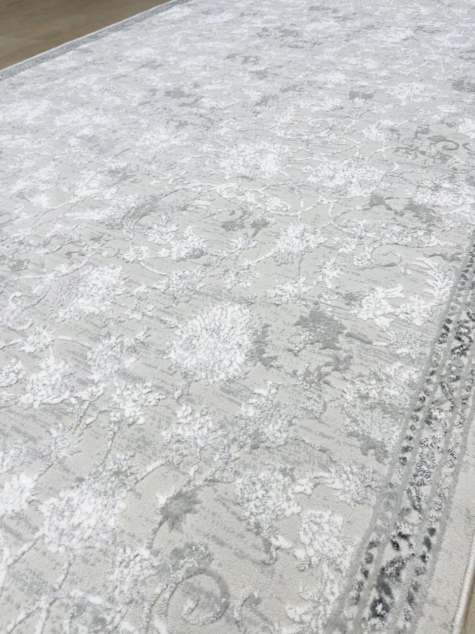 Covor  la metru - model floral cu nuanțe de gri [2]