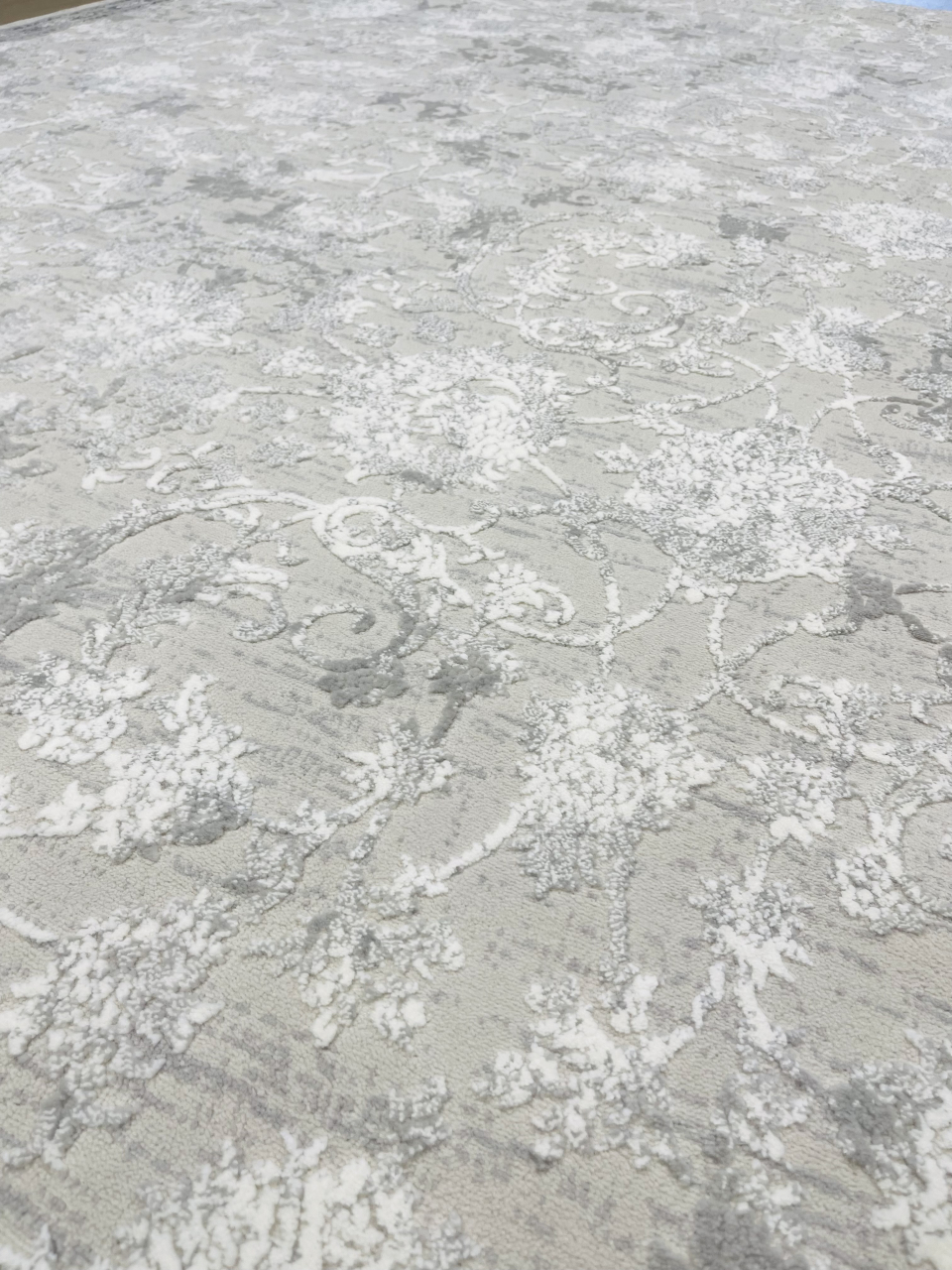 Covor  la metru - model floral cu nuanțe de gri [3]