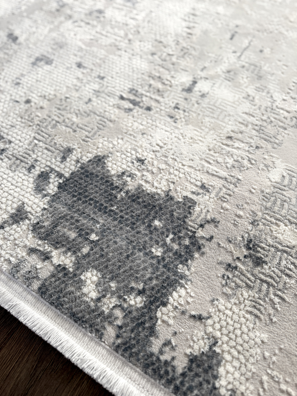 Covor modern gri-crem cu nuanțe de albastru și franjuri, design abstract, în living [2]