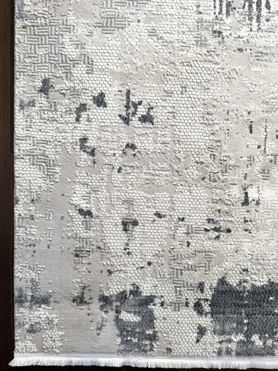 Covor modern gri-crem cu nuanțe de albastru și franjuri, design abstract, în living [4]