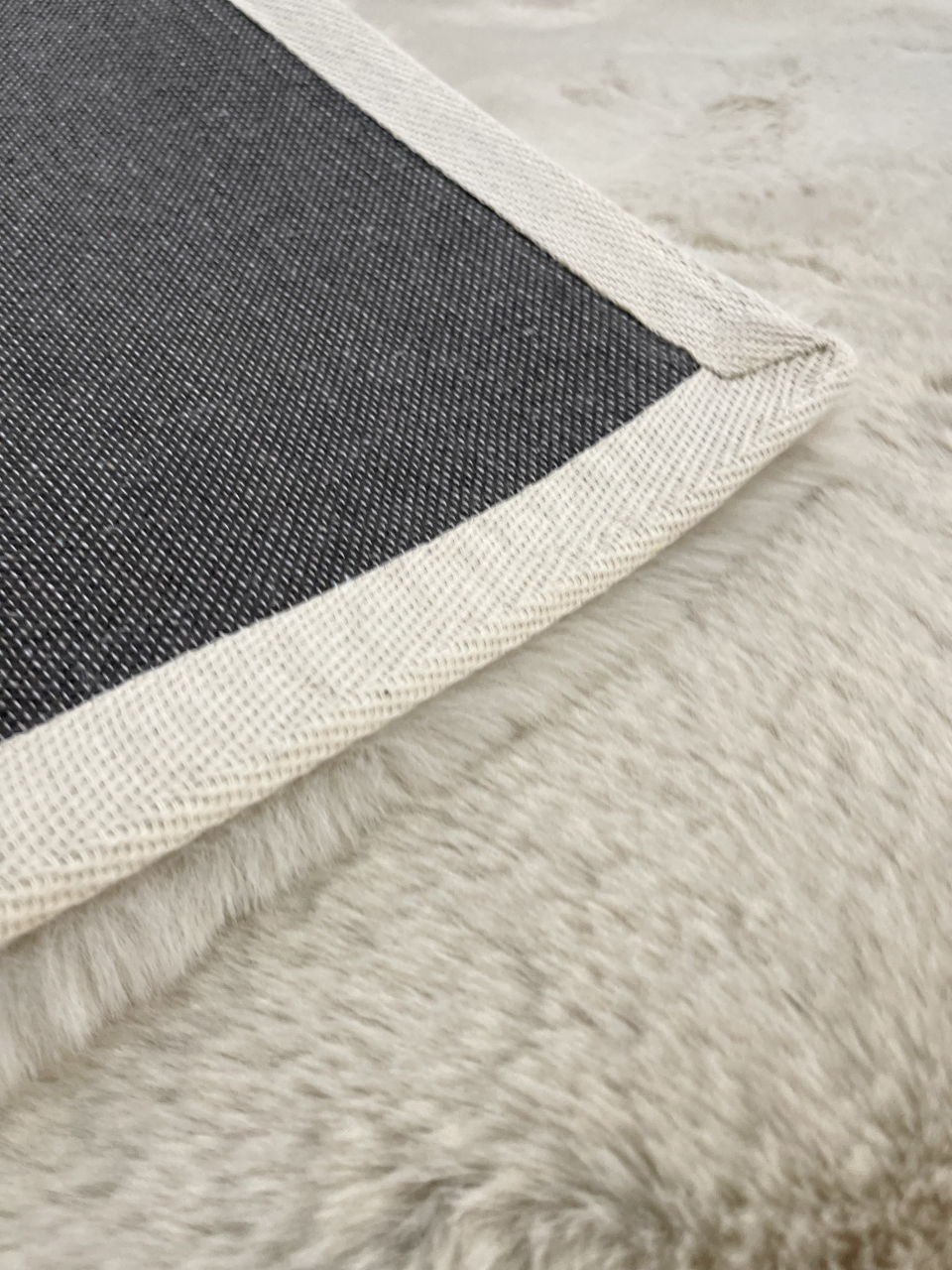 Covor pufos bej living modern [3]