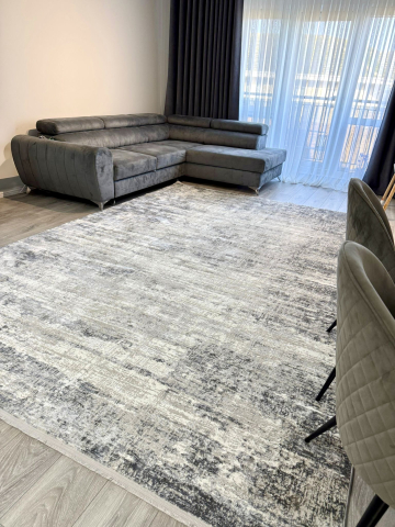 Covor in nuante de gri si alb [2]