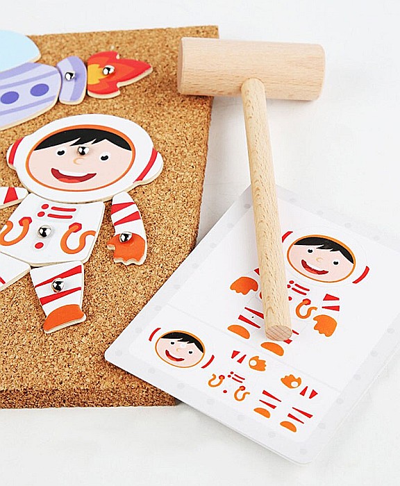 Puzzle Tablă de plută cu pioneze și ciocan [5]