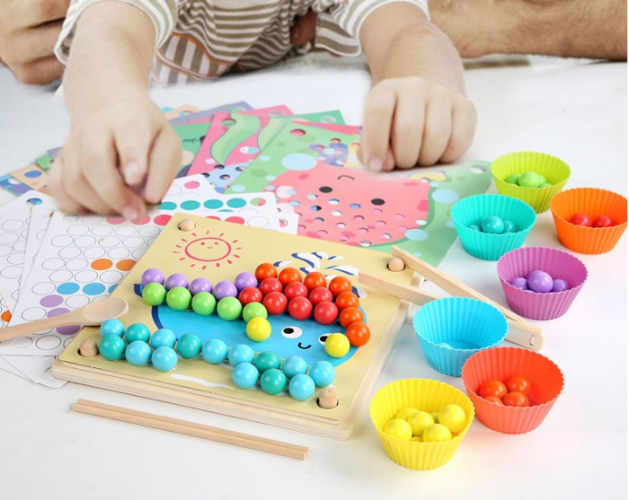 Joc de sortare, indemanare si asociere culori, 77 bile colorate din lemn si accesorii, Joc tip Montessori, 3 ani+ [13]