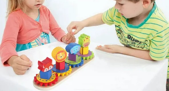 Joc educativ din lemn de sortare, potrivire si stivuire forme geometrice, roti zimtate, 4 coloane animale salbatice, 16 forme geometrice, 3 ani+, EduJucarii [8]
