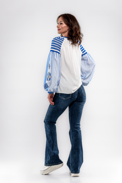 Bluza Effect tip ie cu broderie albastra si tulle la maneci [2]