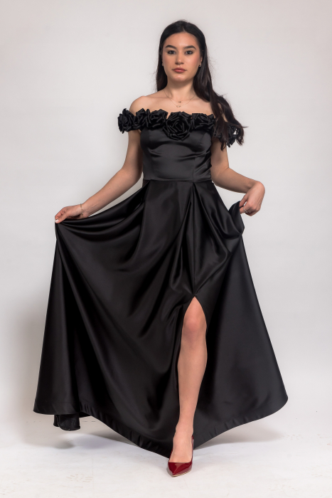 Rochie Lunga Neagra Din Satin Cu Flori 3d Pe Umeri [2]
