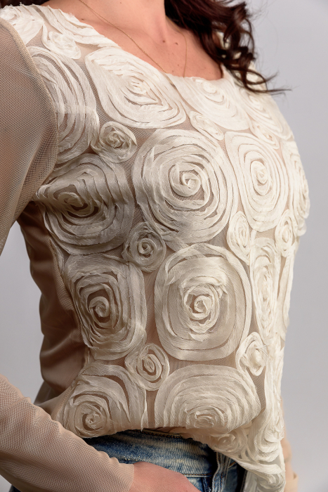 Bluza eleganta bej din dantela [2]