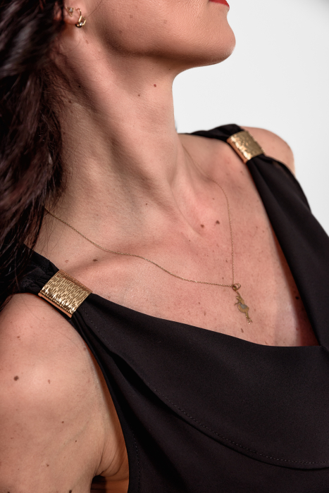 Maieu negru cu volan in fata si accesoriu auriu [3]