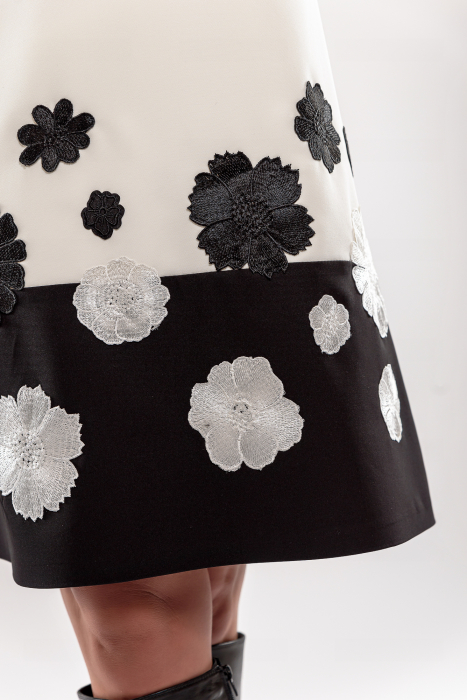 Rochie Effect eleganta alb-negru cu aplicatii florale 3D [3]