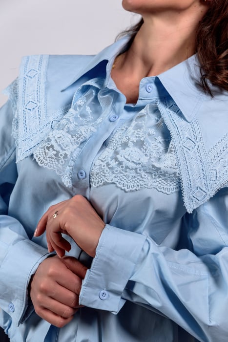Camasa albastra cu guler supradimensionat cu dantela [2]