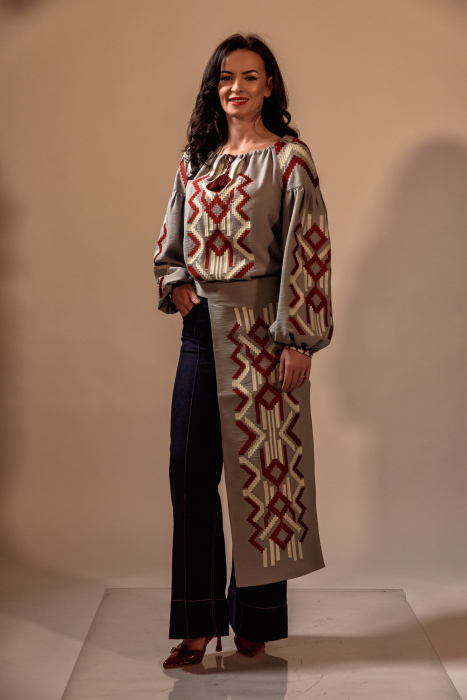 Fota brodata gri cu nuante de burgundy plus ivory [3]