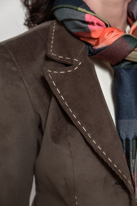 Sacou catifea reiata maro si cusaturi ornamentale [6]