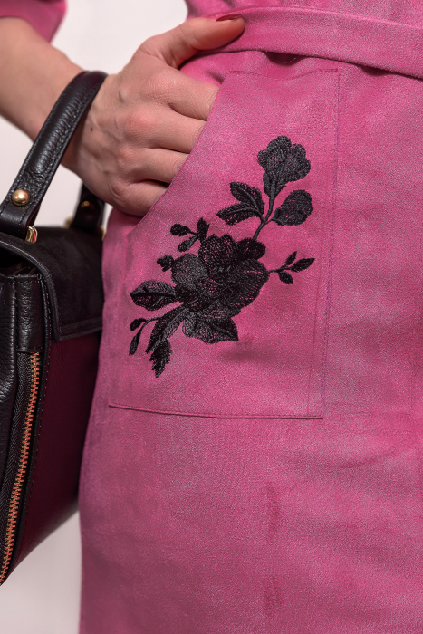 Rochie catifelata zmeurie cu broderie  florala la buzunare [4]
