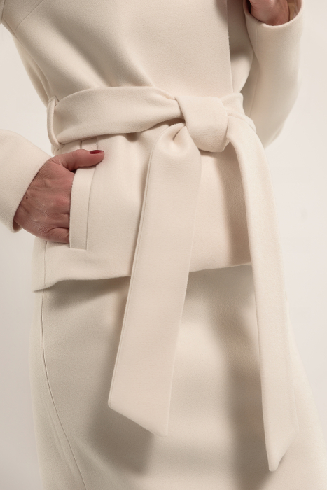 Costum crem cu jacheta si fusta conica [3]