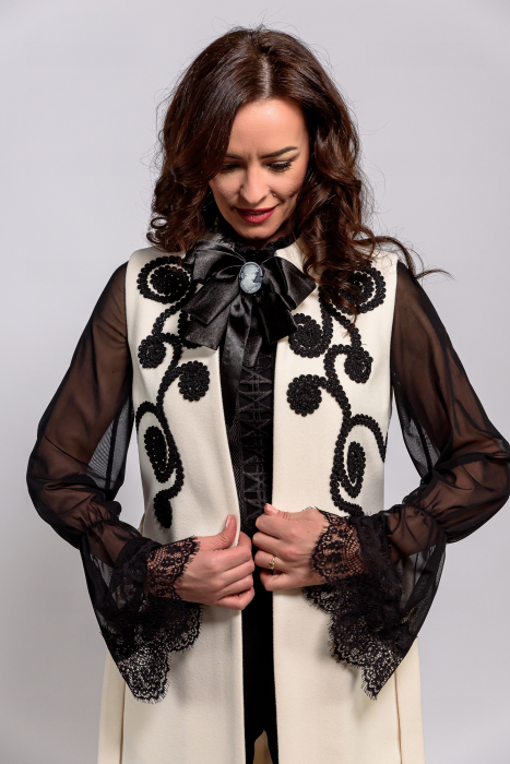 Vesta eleganta Effect stofa ivoire cu broderie handmade din snur negru [3]