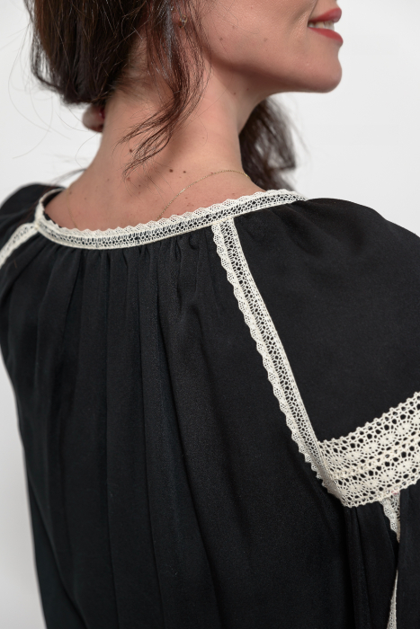 Bluza neagra cu aplicatii dantela bumbac [4]