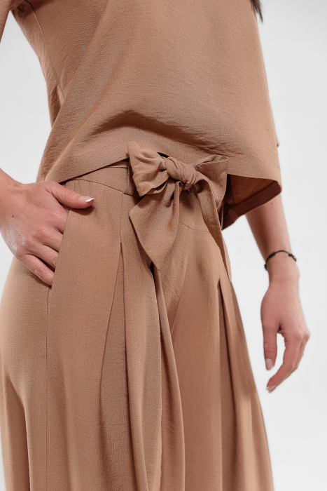 Compleu din vascoza ciocolata:pantaloni palazzo cu pliuri si bluza asimetrica cu nasturi la spate [2]
