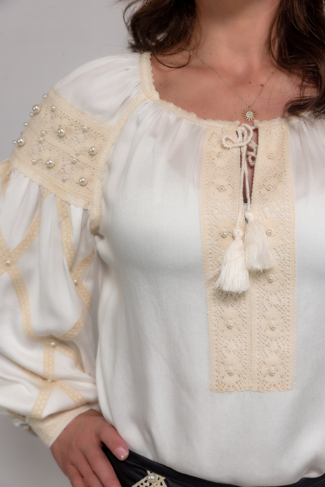 Bluza accesorizata cu dantela si perle [2]