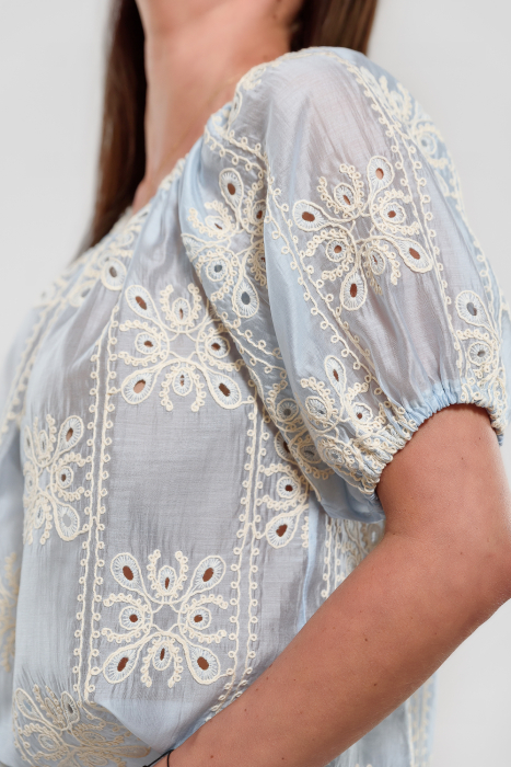 Bluza  vascoza  sidefata bleu  cu broderie englezeasca crem [4]