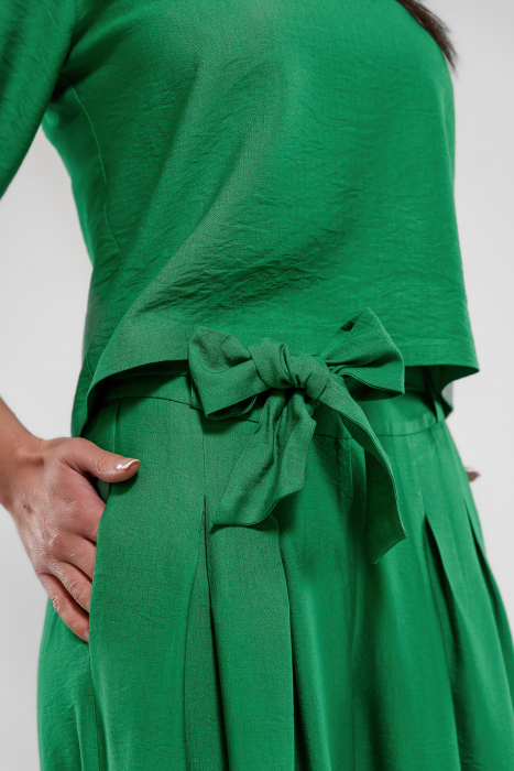 Compleu vascoza verde: pantaloni palazzo cu pliuri si bluza asimetrica cu nasturi la spate [3]