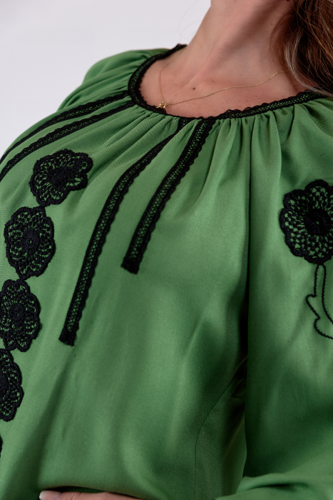 Bluza din panza cu broderie si flori aplicate [3]