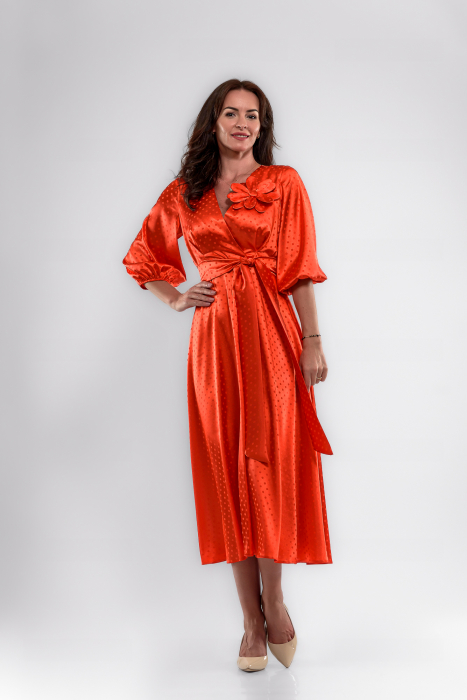 Rochie corai tripluvoal  satinat cu buline si floare supradimensionata [1]