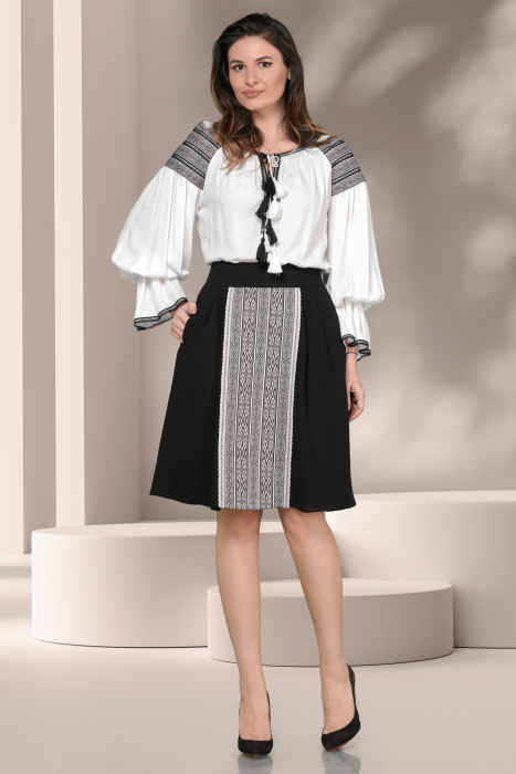 Bluza Effect gen ie traditionala alba cu broderie neagra [3]