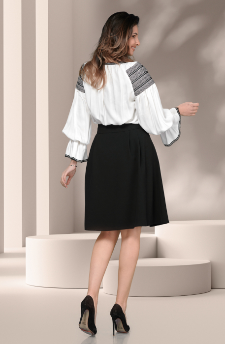 Bluza Effect gen ie traditionala alba cu broderie neagra [4]