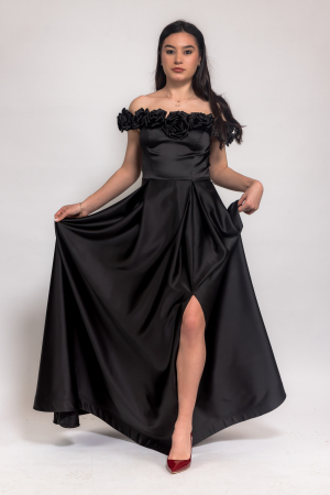 Rochie Lunga Neagra Din Satin Cu Flori 3d Pe Umeri [1]