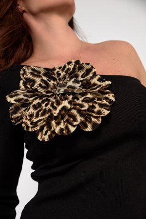 Bluza asimetrică neagra cu floare supradimensionată [2]