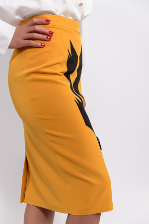 Fusta Effect  galben inchis cu aplicatie floare stilizata pe negru [1]