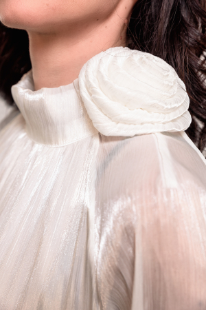 Bluza organza sidefata larga, cu trandafiri pe manseta si la gat, nasturi cu strasuri [4]