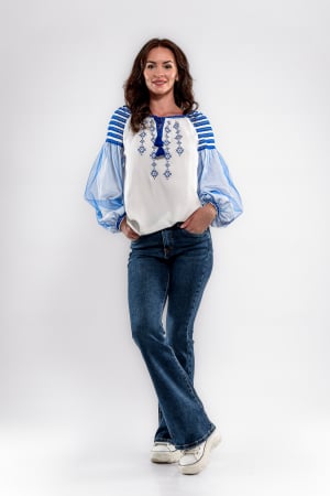 Broderii - Bluza Effect tip ie cu broderie albastra si tulle la maneci