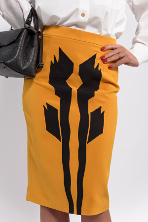 Fuste - Fusta Effect  galben inchis cu aplicatie floare stilizata pe negru