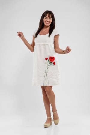 Rochii brodate - Rochie Baby Doll din in alb 100% cu aplicatii artizanale maci rosii