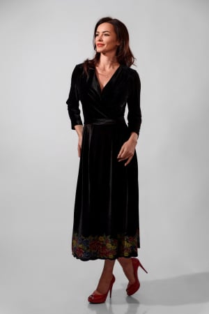 Rochii brodate - Rochie Effect catifea neagra cu decolteu petrecut in V