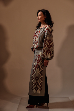 Fota brodata gri cu nuante de burgundy plus ivory [3]